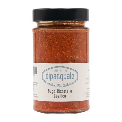Tomatensauce mit Ricotta und Basilikum